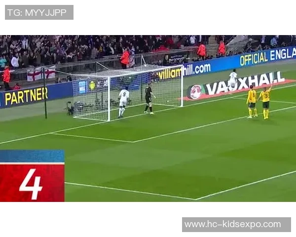 足球巨星下水池畔展现轻松时刻泳姿动感彰显运动员魅力风采 足球巨星下水池畔展现轻松时刻泳姿动感彰显运动员魅力风采